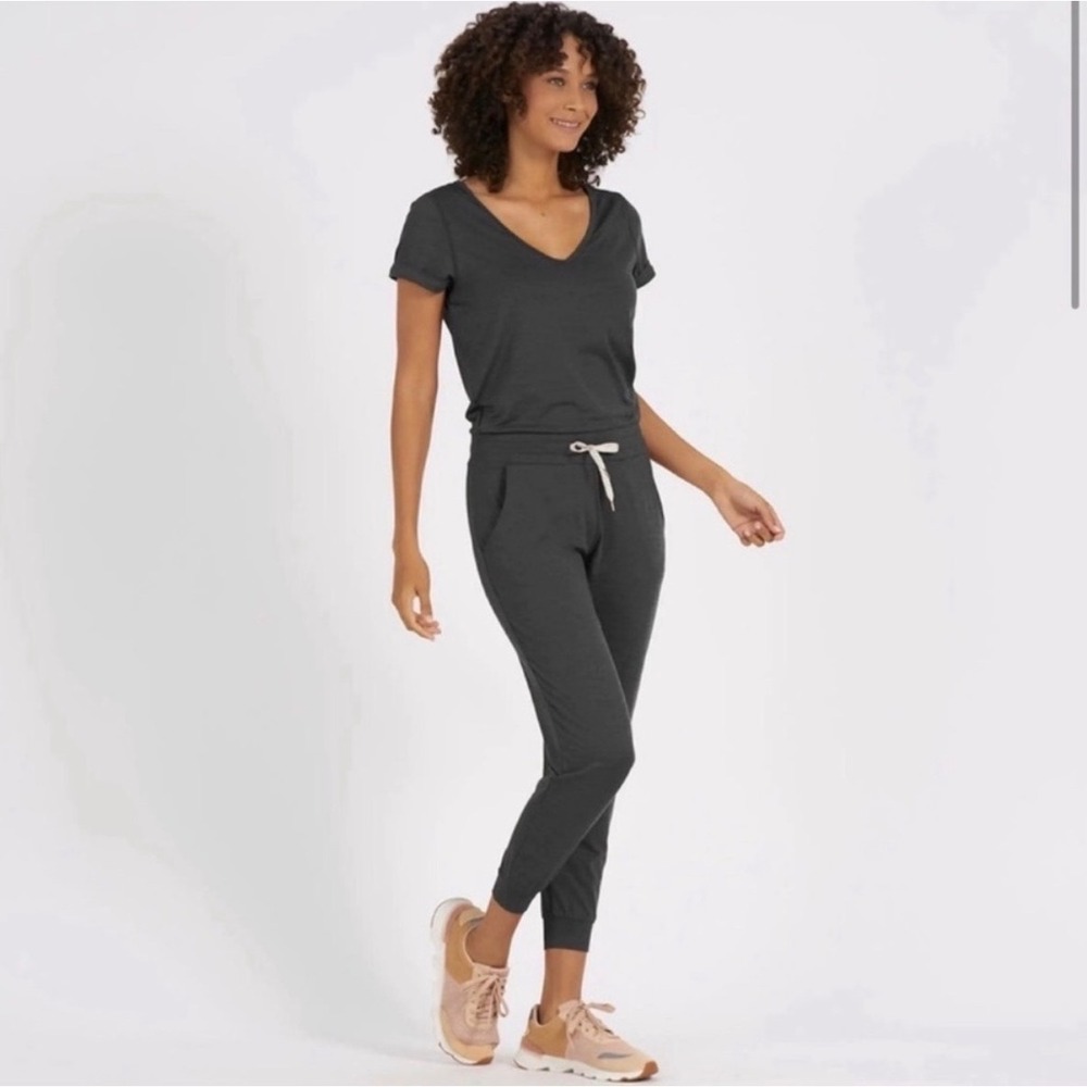 Vuori Performance Jumpsuit Charcoal Heather Gray V-Neck Jogger Short‎ Sleeve M